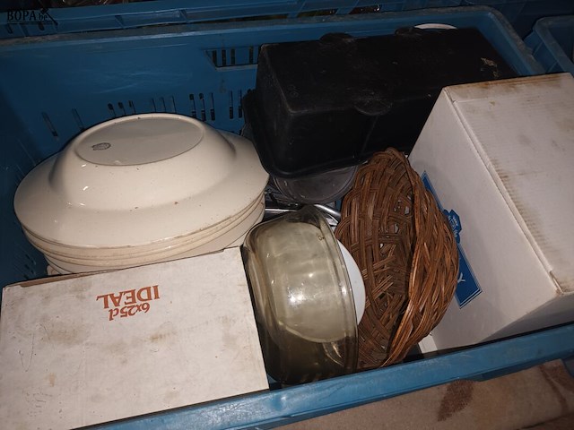 Lot 13 - keuken- en tafelgerei. 4 bakken - afbeelding 3 van  5