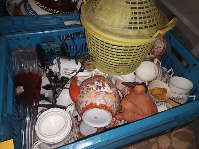 Lot 13 - keuken- en tafelgerei. 4 bakken - afbeelding 5 van  5