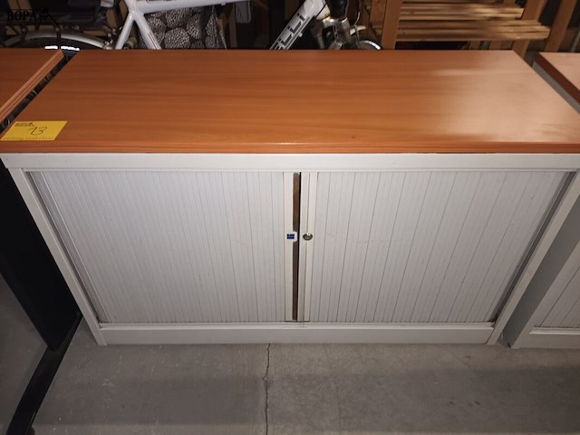 Lot 13 - lage roldeurkast mewaf - afbeelding 2 van  3