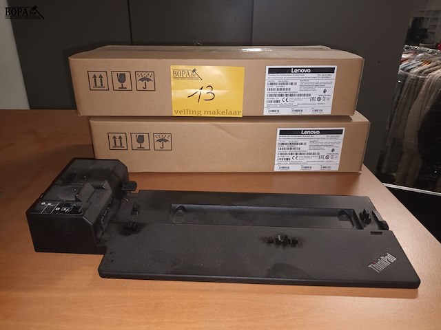 Lot 13 - lenovo thinkpad docking station. 3 stuks - afbeelding 1 van  3