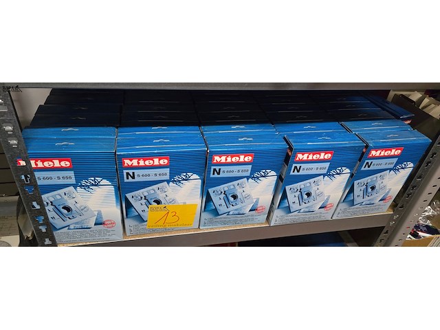 Lot 13 - lot miele stofzuigzakken 47 dozen - afbeelding 1 van  3