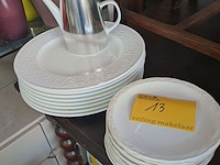 Lot 13 - lot witte borden en theekan