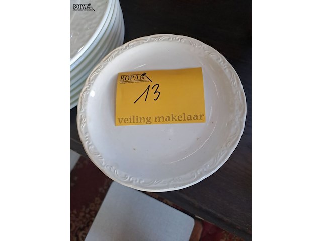 Lot 13 - lot witte borden en theekan - afbeelding 2 van  4