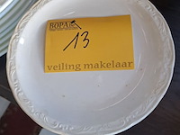 Lot 13 - lot witte borden en theekan - afbeelding 2 van  4