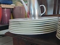 Lot 13 - lot witte borden en theekan - afbeelding 4 van  4