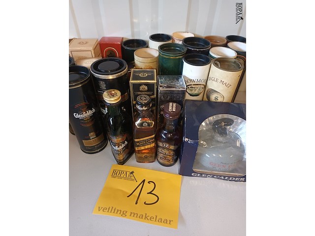 Lot 13 - miniatuur verpakkingen + 4 flesjes - afbeelding 1 van  5