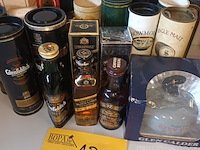 Lot 13 - miniatuur verpakkingen + 4 flesjes