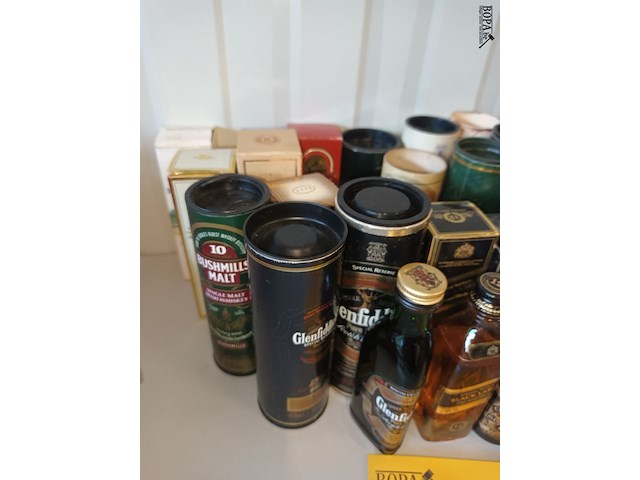 Lot 13 - miniatuur verpakkingen + 4 flesjes - afbeelding 2 van  5