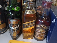 Lot 13 - miniatuur verpakkingen + 4 flesjes - afbeelding 5 van  5