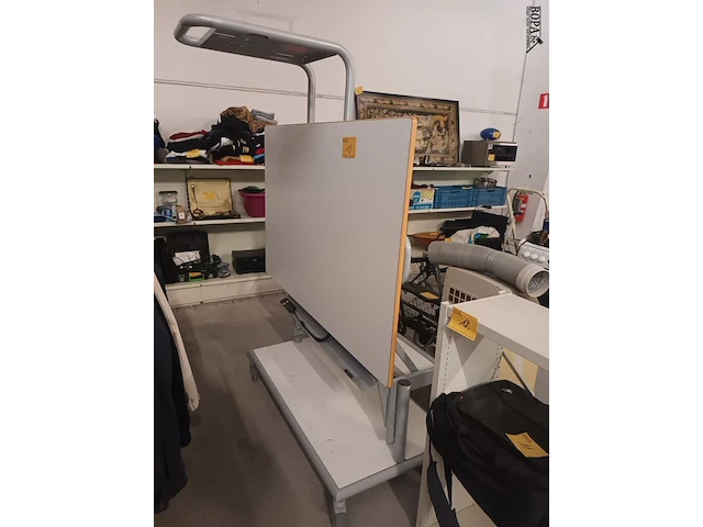 Lot 13 - mobiel whiteboard met projectorstatief - afbeelding 1 van  7
