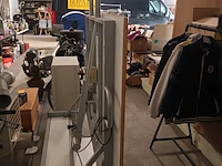 Lot 13 - mobiel whiteboard met projectorstatief - afbeelding 2 van  7