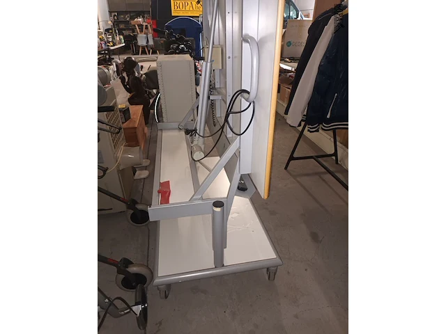 Lot 13 - mobiel whiteboard met projectorstatief - afbeelding 4 van  7