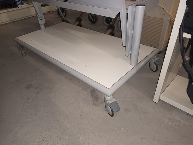 Lot 13 - mobiel whiteboard met projectorstatief - afbeelding 7 van  7