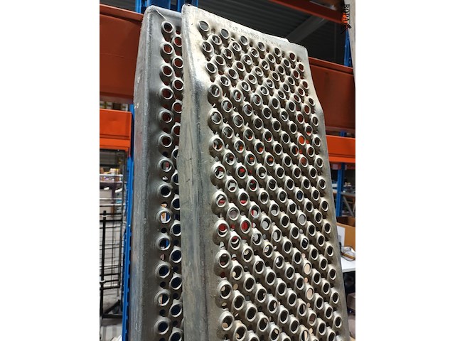Lot 13 - oprijplaten. 2 stuks - afbeelding 2 van  4