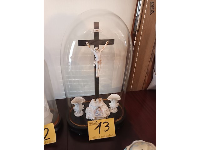 Lot 13 - ovalen globe me kruisbeeld - afbeelding 1 van  4