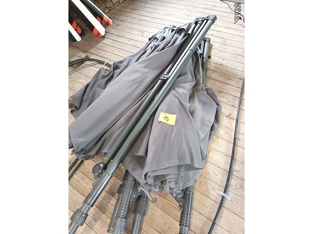 Lot 13 - parasols en parasolvoeten - afbeelding 1 van  9
