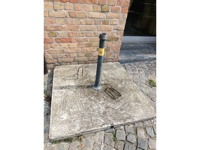 Lot 13 - parasols en parasolvoeten - afbeelding 2 van  9