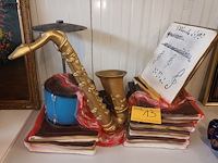 Lot 13 - polyester jazz decoratie