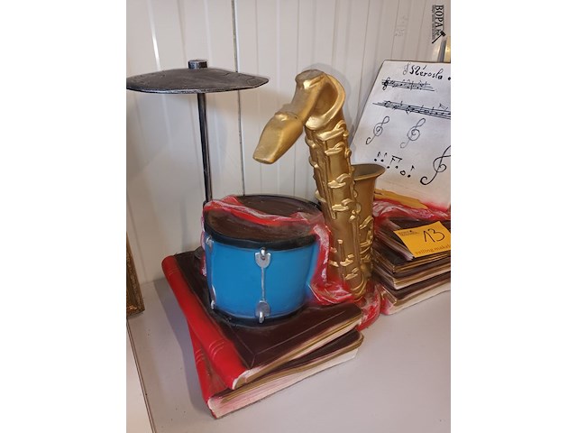 Lot 13 - polyester jazz decoratie - afbeelding 2 van  3