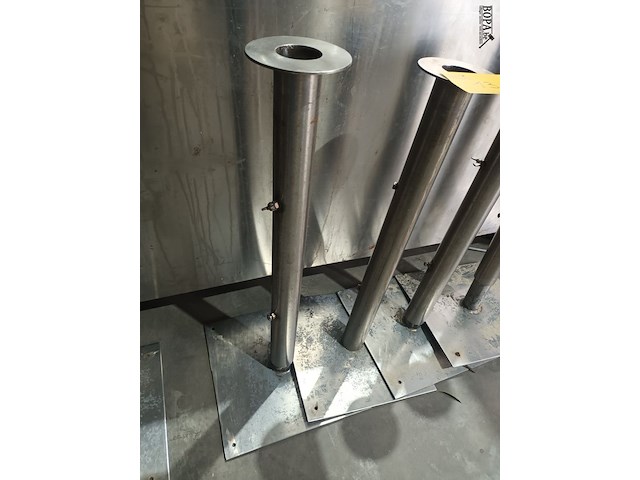 Lot 13 - rvs parasolvoet. 4 stuks - afbeelding 3 van  3