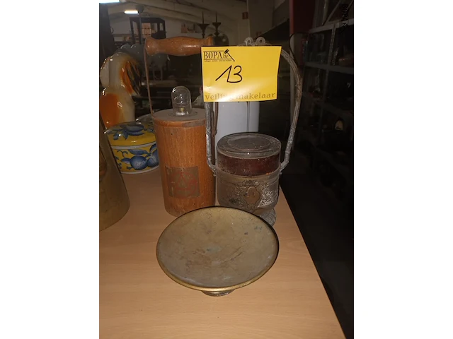 Lot 13 - schaal, lamp en dekselpot - afbeelding 1 van  4
