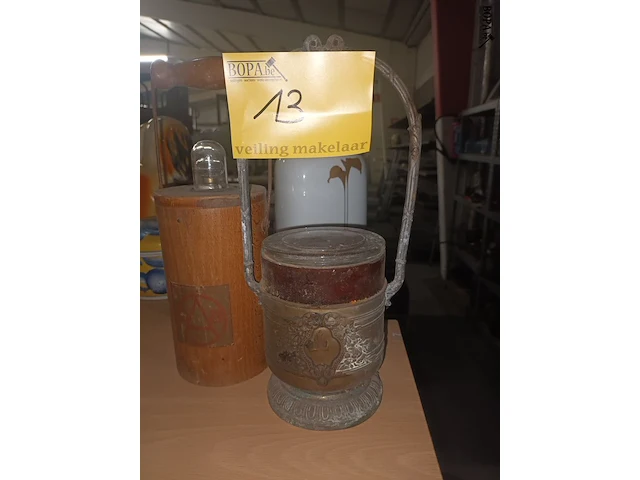 Lot 13 - schaal, lamp en dekselpot - afbeelding 3 van  4