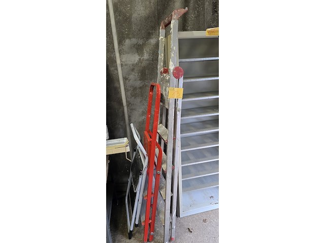 Lot 13 - trapladders 3 stuks - afbeelding 1 van  5