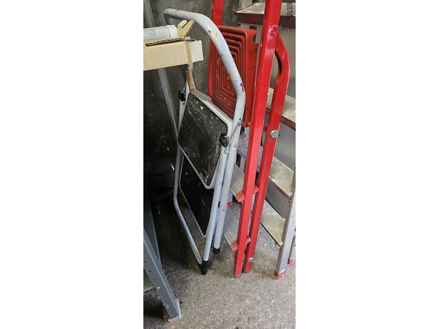 Lot 13 - trapladders 3 stuks - afbeelding 2 van  5