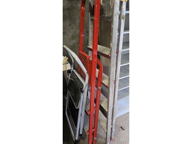 Lot 13 - trapladders 3 stuks - afbeelding 3 van  5