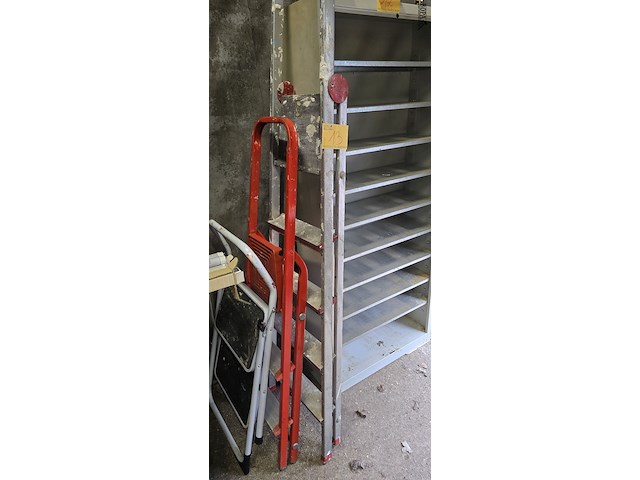 Lot 13 - trapladders 3 stuks - afbeelding 4 van  5