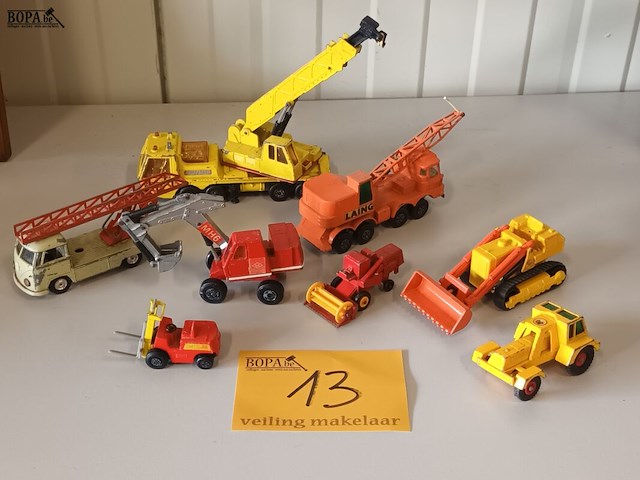 Lot 13 - werkvoertuigen op schaal. 8 stuks - afbeelding 1 van  12