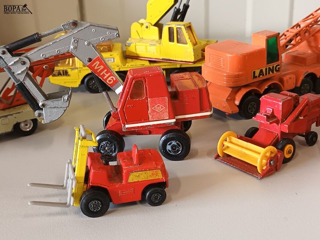 Lot 13 - werkvoertuigen op schaal. 8 stuks - afbeelding 5 van  12