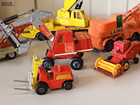 Lot 13 - werkvoertuigen op schaal. 8 stuks - afbeelding 5 van  12
