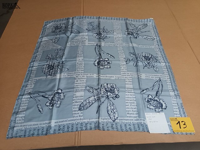 Lot 13 - zijden sjaal daniel hechter - afbeelding 1 van  2