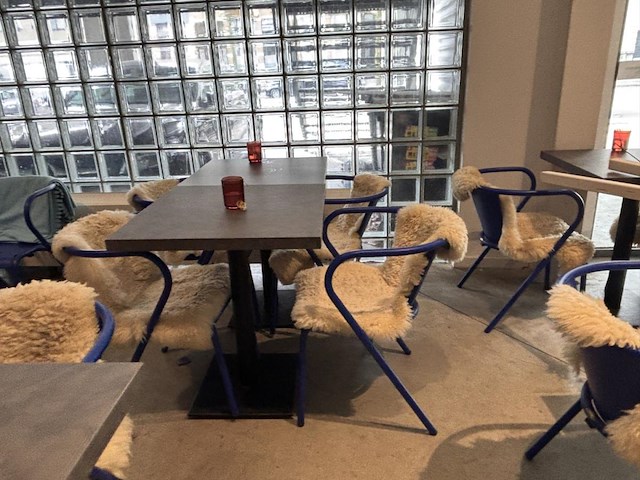 Lot 13 vierkante bistrotafels incl 26 stoelen - afbeelding 2 van  11