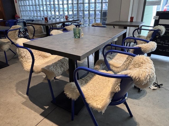 Lot 13 vierkante bistrotafels incl 26 stoelen - afbeelding 3 van  11