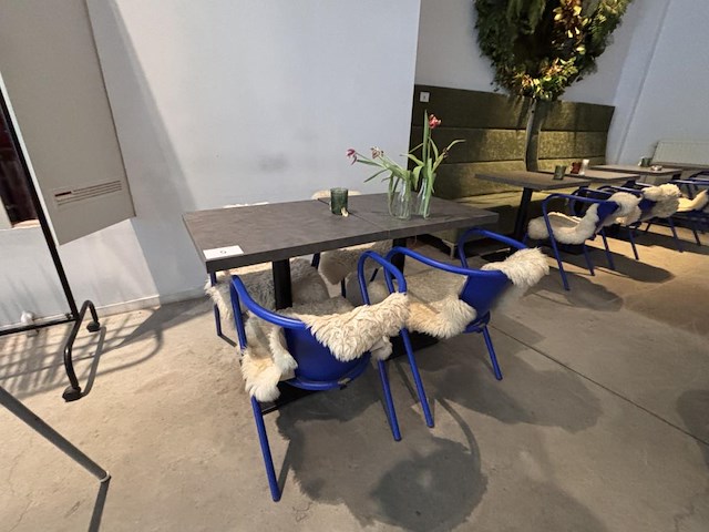 Lot 13 vierkante bistrotafels incl 26 stoelen - afbeelding 1 van  11