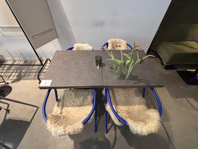 Lot 13 vierkante bistrotafels incl 26 stoelen - afbeelding 4 van  11