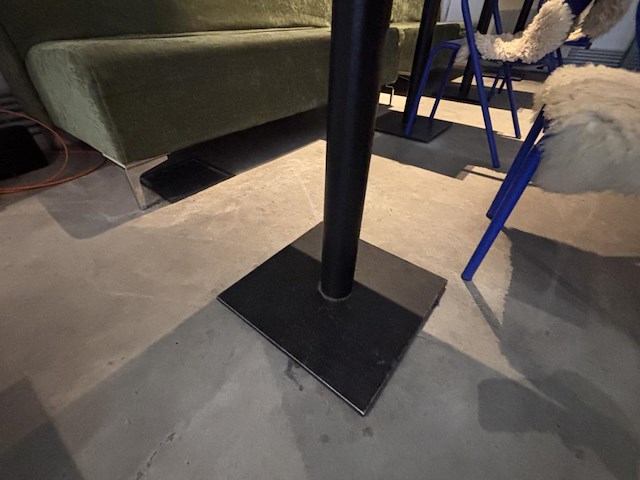 Lot 13 vierkante bistrotafels incl 26 stoelen - afbeelding 6 van  11