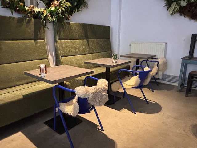 Lot 13 vierkante bistrotafels incl 26 stoelen - afbeelding 10 van  11