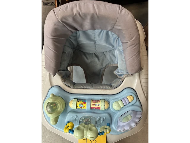 Lot 130 - babyloopstoel bébé confort - afbeelding 3 van  3