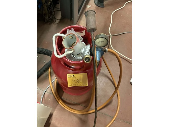 Lot 130 - gasfles met regelaar en slang (propaan) en toebehoren - afbeelding 1 van  4