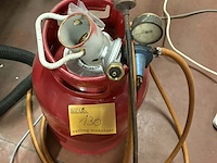 Lot 130 - gasfles met regelaar en slang (propaan) en toebehoren - afbeelding 1 van  4