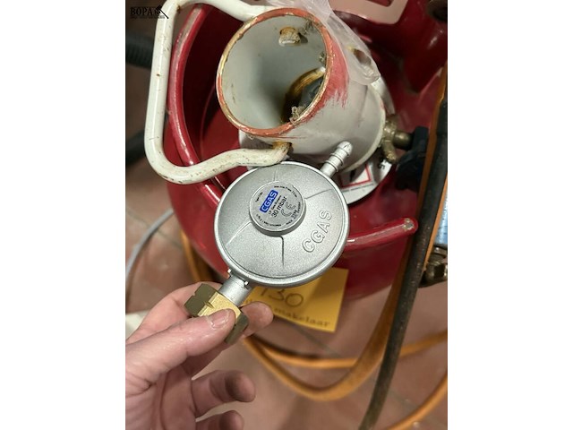 Lot 130 - gasfles met regelaar en slang (propaan) en toebehoren - afbeelding 2 van  4