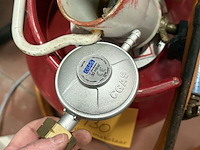 Lot 130 - gasfles met regelaar en slang (propaan) en toebehoren - afbeelding 2 van  4