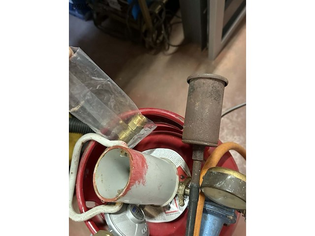 Lot 130 - gasfles met regelaar en slang (propaan) en toebehoren - afbeelding 3 van  4