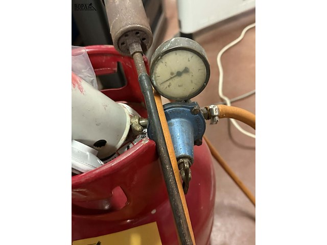 Lot 130 - gasfles met regelaar en slang (propaan) en toebehoren - afbeelding 4 van  4