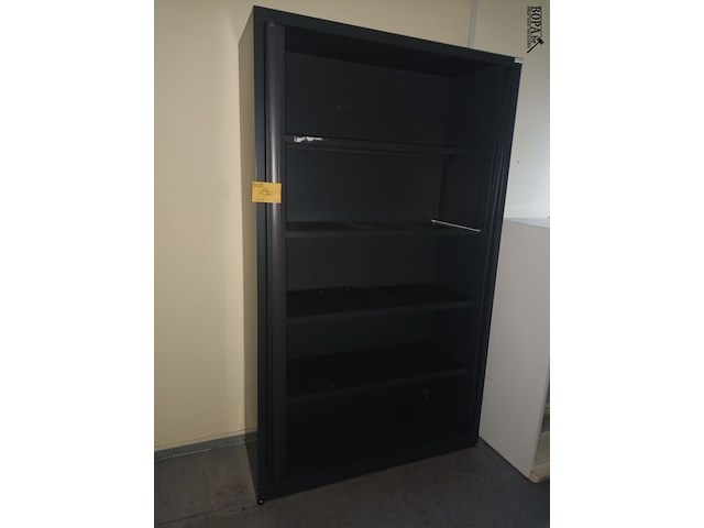 Lot 130 - hoge roldeurkast - afbeelding 1 van  2