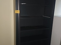 Lot 130 - hoge roldeurkast - afbeelding 1 van  2