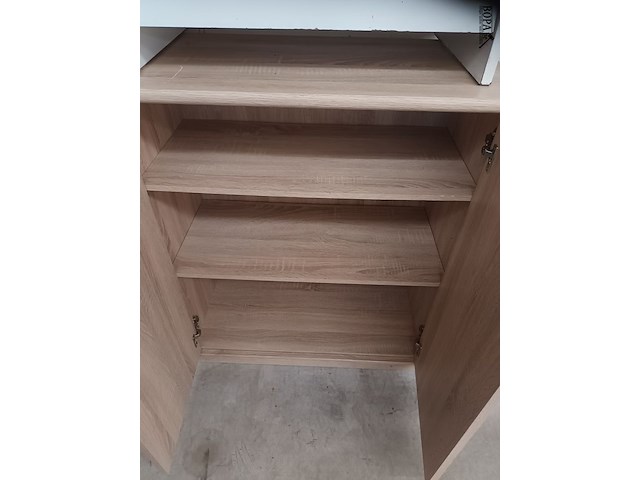 Lot 130 - kastje met 2 deuren - afbeelding 2 van  2